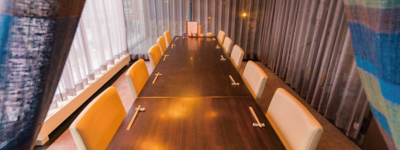 2F：開放的なテーブル席と半個室のお座敷